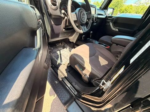 Used 2014 Jeep Wrangler Unlimited Sahara w/ Dual Top Group AWD/4WD image 10