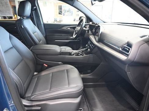 Used 2025 Chevrolet Traverse LT w/ Driver Confidence Package FWD image 10