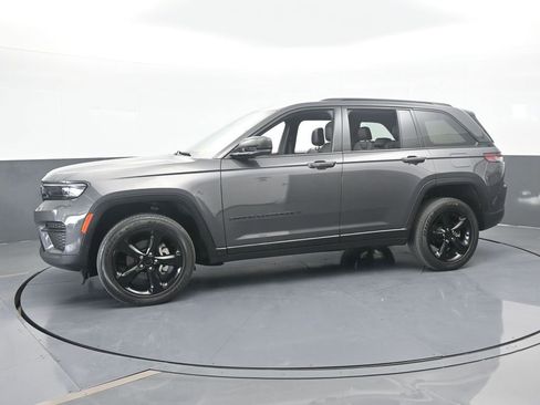 Used 2023 Jeep Grand Cherokee Altitude image 2