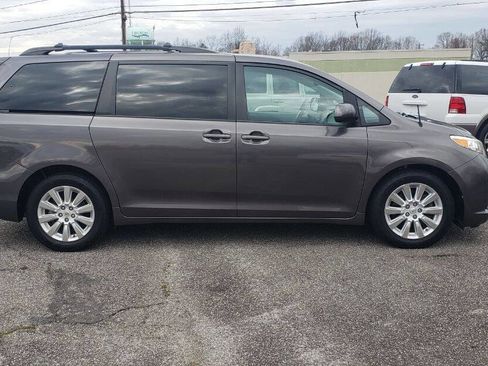 Used 2013 Toyota Sienna LE image 2