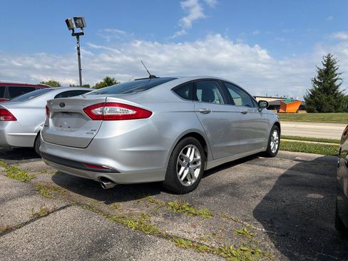 Used 2013 Ford Fusion SE FWD image 2