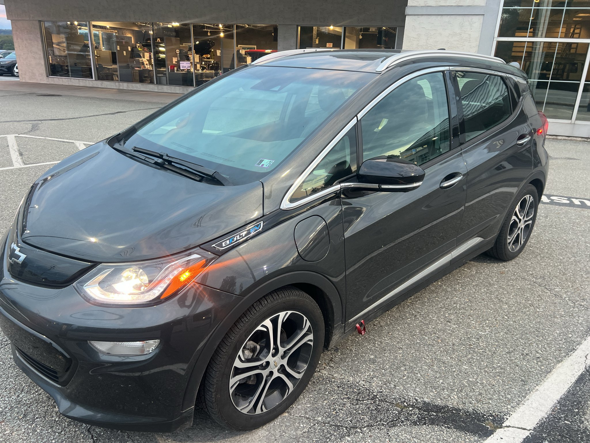 Used 2019 Chevrolet Bolt Premier w/ Infotainment Package FWD image 2