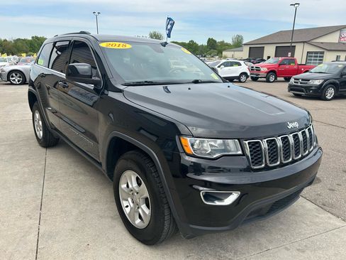Used 2018 Jeep Grand Cherokee Laredo AWD/4WD image 3