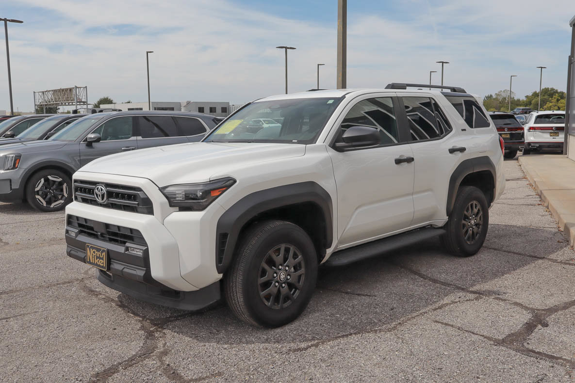 Used 2025 Toyota 4Runner SR5 AWD/4WD image 3