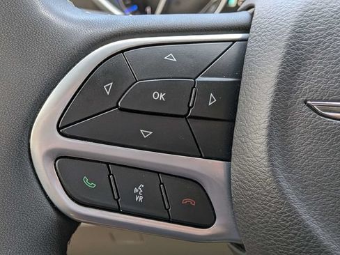 Used 2024 Chrysler Pacifica Touring-L FWD image 27