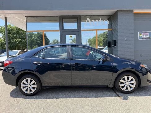 Used 2018 Toyota Corolla LE FWD image 2