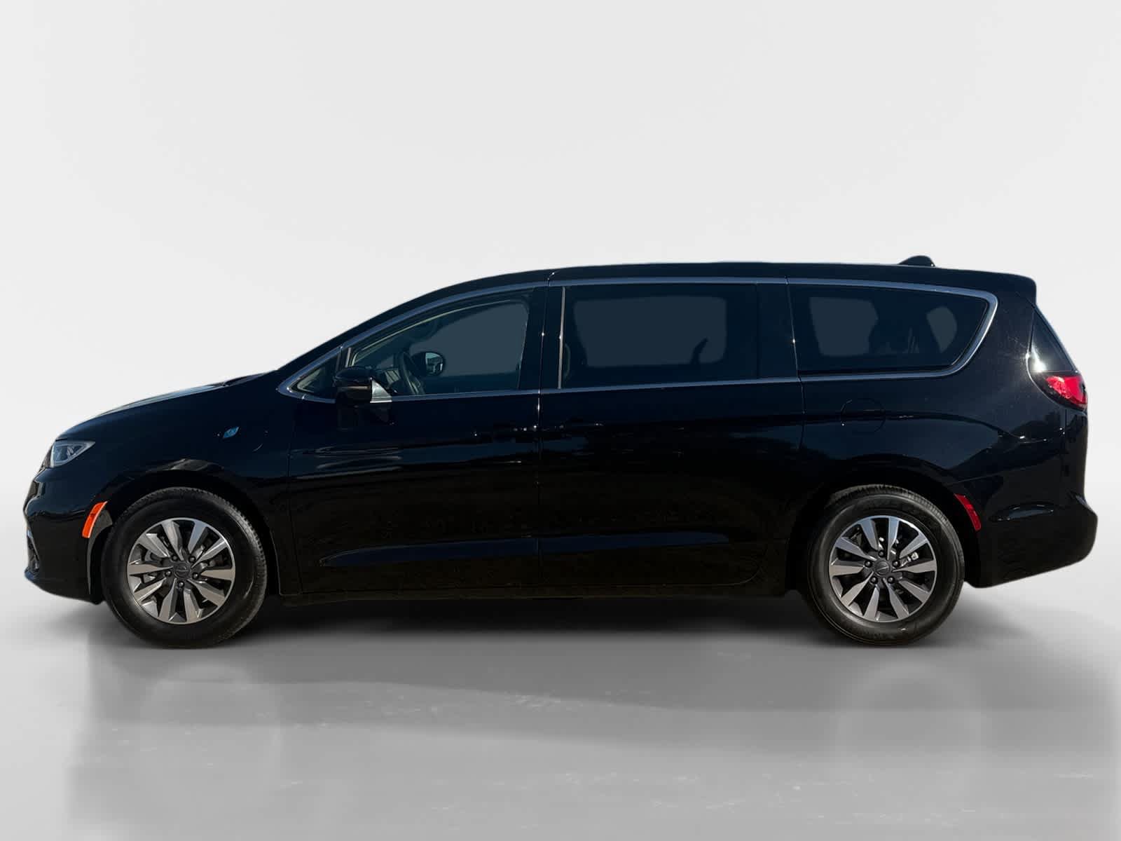 Used 2024 Chrysler Pacifica Limited FWD image 2