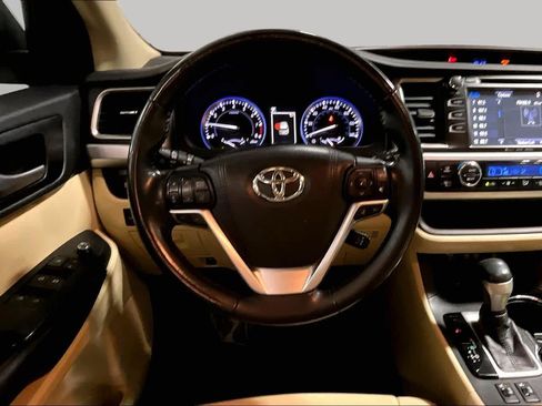 Used 2018 Toyota Highlander XLE AWD/4WD image 6