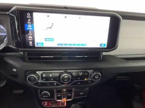Used 2024 Jeep Wrangler Unlimited AWD/4WD image 34