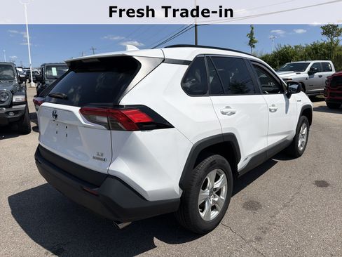 Used 2021 Toyota RAV4 LE AWD/4WD image 10
