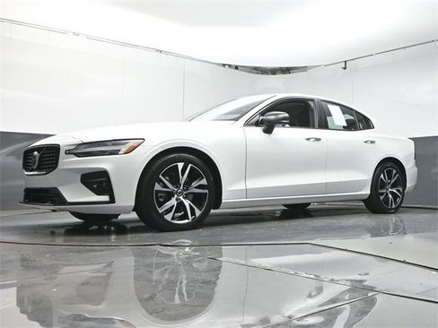 Used 2024 Volvo S60 B5 Core image 33