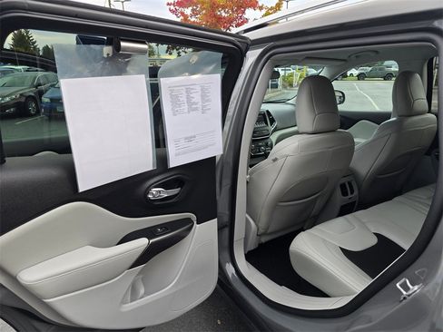 Used 2020 Jeep Cherokee Latitude Plus image 9