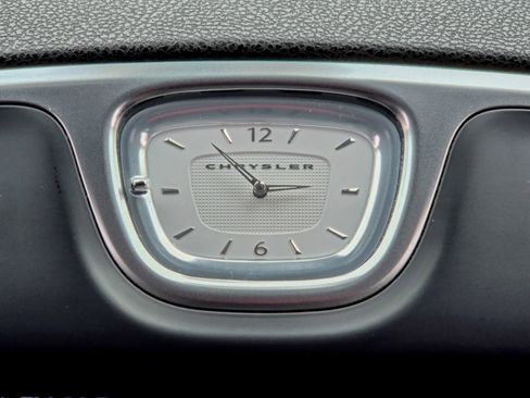 Used 2018 Chrysler 300 Touring image 16