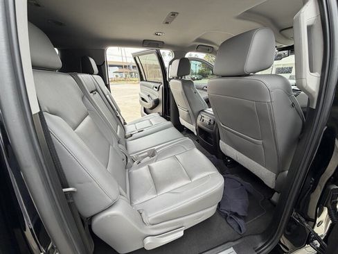Used 2020 Chevrolet Suburban LT RWD image 14