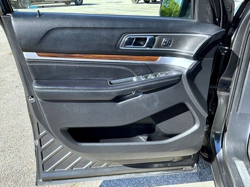 Used 2017 Ford Explorer Limited w/ Equipment Group 303A AWD/4WD image 10