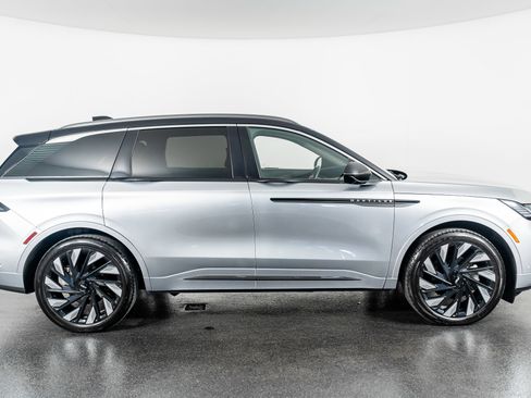 Used 2024 Lincoln Nautilus Black Label w/ Jet Appearance Package (87T) image 5