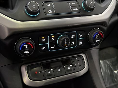 Used 2023 GMC Acadia SLT w/ Elevation Edition image 11