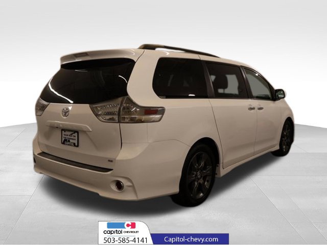 Used 2016 Toyota Sienna SE FWD image 2