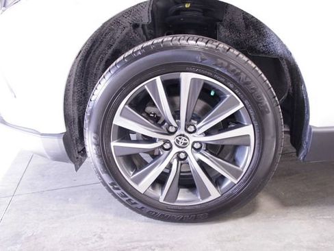 Used 2021 Toyota Venza LE image 10