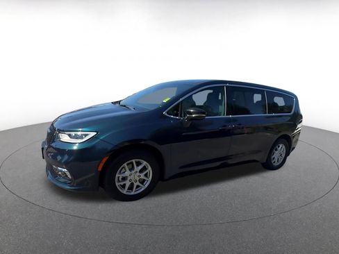 Used 2025 Chrysler Pacifica Select image 8
