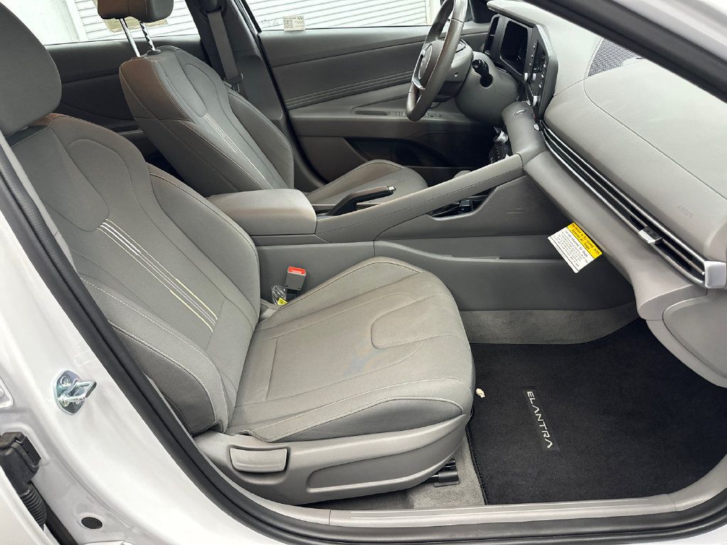 Certified 2025 Hyundai Elantra Sport FWD image 13