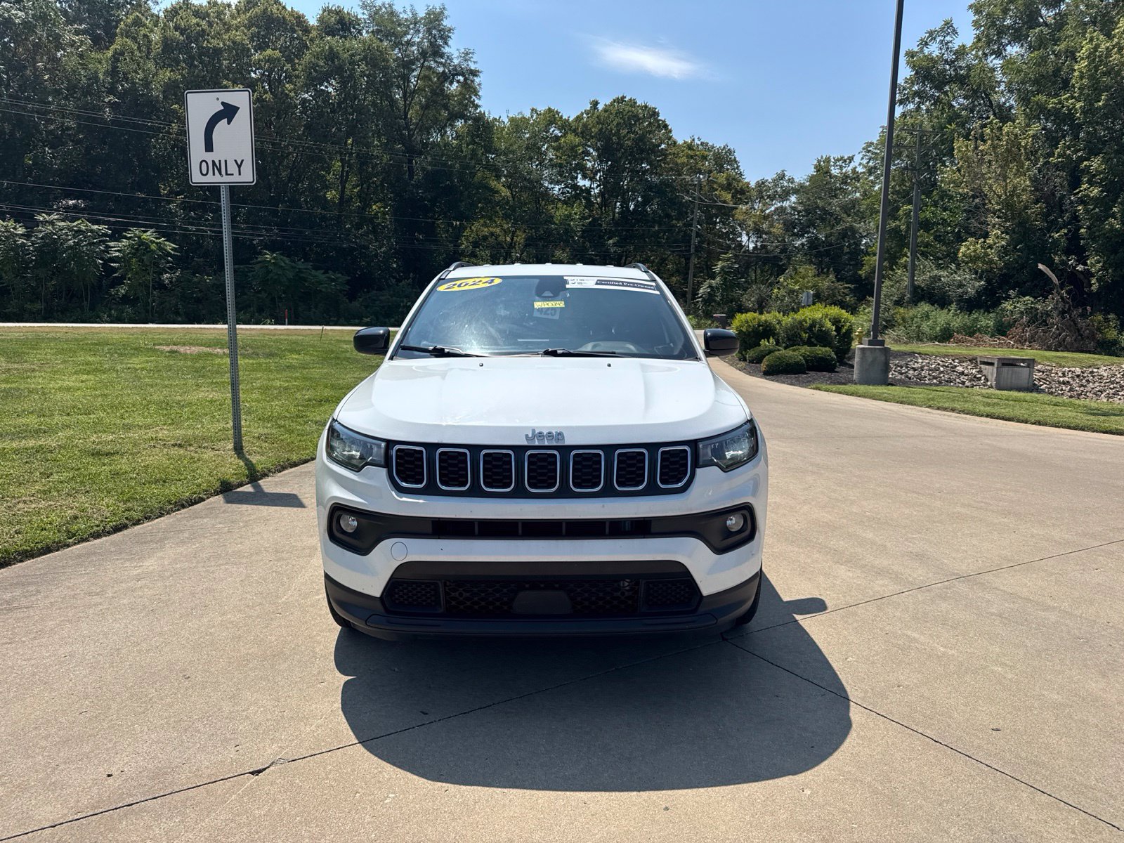 Used 2024 Jeep Compass Latitude AWD/4WD image 2