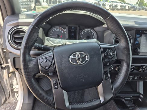 Used 2018 Toyota Tacoma TRD Off-Road AWD/4WD image 9