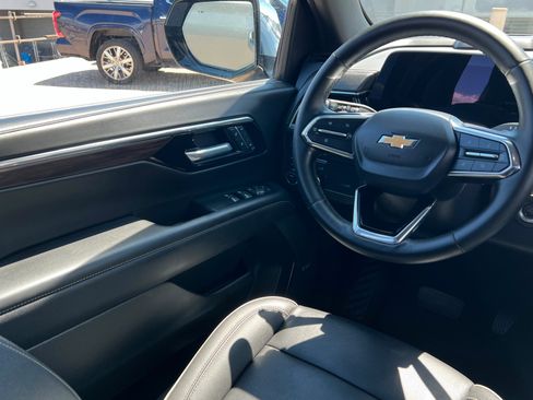 Used 2025 Chevrolet Suburban Premier AWD/4WD image 12
