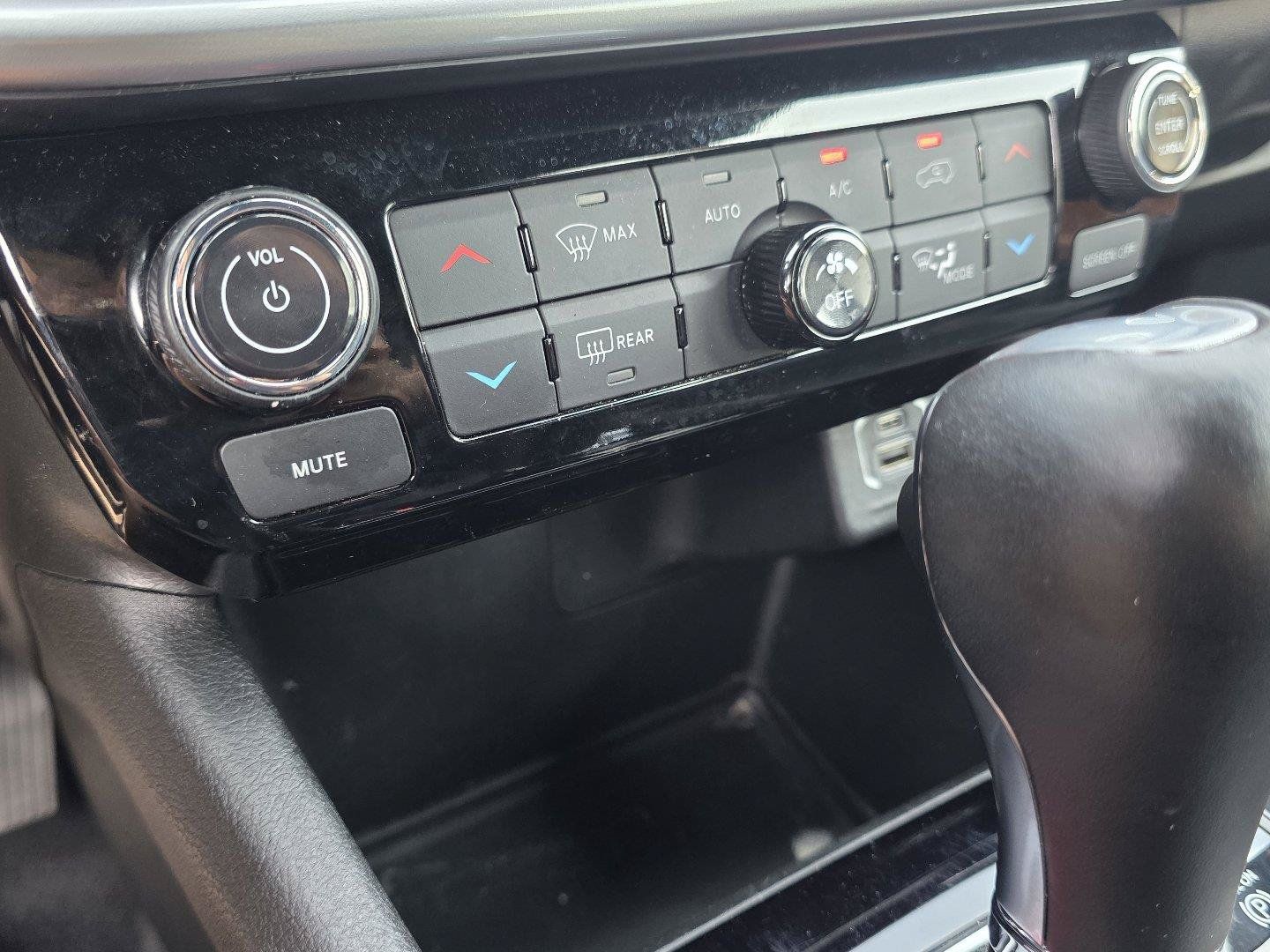 Certified 2025 Jeep Compass Limited AWD/4WD image 18