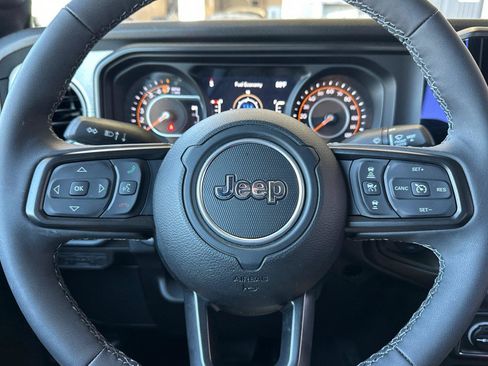 Certified 2025 Jeep Gladiator Sport AWD/4WD image 22