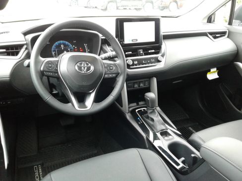 Used 2025 Toyota Corolla Cross XLE image 14