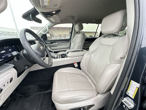Used 2023 Jeep Wagoneer Series III w/ Convenience Group I AWD/4WD image 19