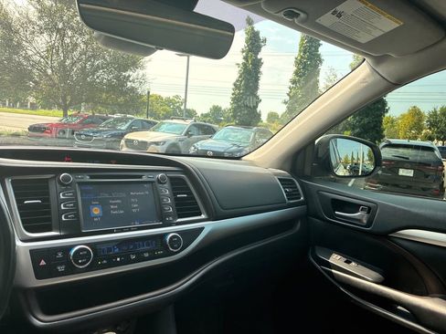 Used 2019 Toyota Highlander XLE AWD/4WD image 29