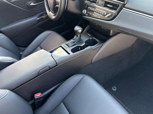 Used 2025 Lexus ES 300h w/ Premium Package FWD image 32
