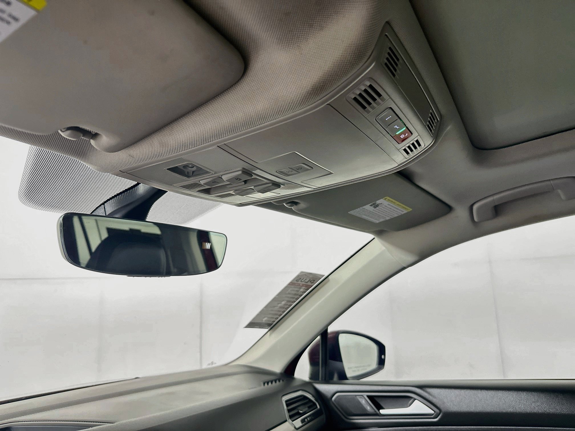 Used 2021 Volkswagen Tiguan SE w/ Panoramic Sunroof Package FWD image 18