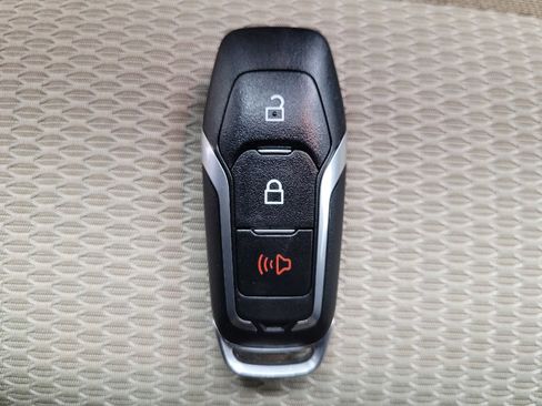 Used 2017 Ford Explorer XLT image 32