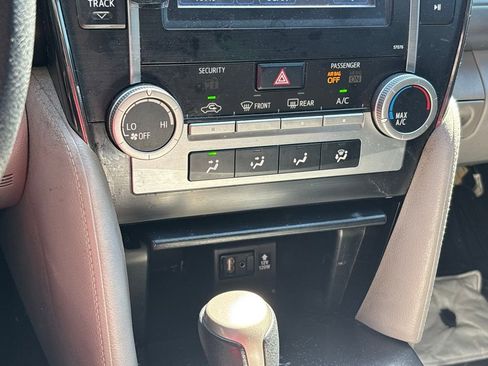 Used 2013 Toyota Camry LE image 10