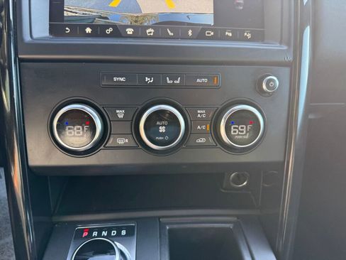 Used 2020 Land Rover Discovery SE image 20