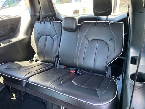 Used 2025 Chrysler Pacifica Limited FWD image 32