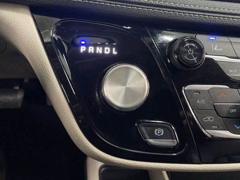 Used 2023 Chrysler Pacifica Touring-L image 27