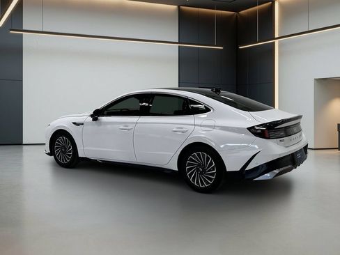 Certified 2025 Hyundai Sonata Limited FWD image 3