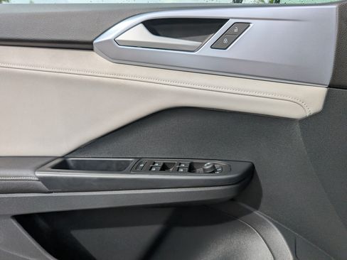Used 2025 Volkswagen Taos SE w/ Panoramic Sunroof Package FWD image 16