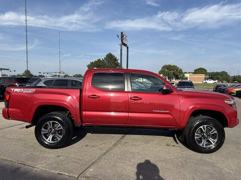 Used 2016 Toyota Tacoma TRD Sport w/ Towing Package AWD/4WD image 9
