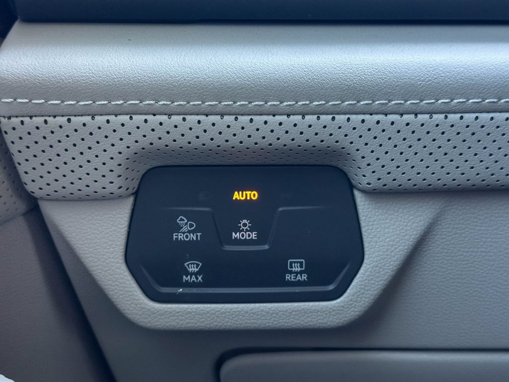 Used 2024 Volkswagen Atlas SE w/ Panoramic Sunroof Package FWD image 38