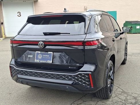 Certified 2025 Volkswagen Tiguan SE R-Line image 10