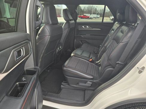 Used 2025 Ford Explorer ST-Line w/ ST-Line Street Pack image 8