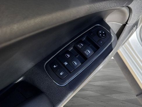 Used 2019 Chrysler 300 Touring w/ Driver Convenience Group image 23