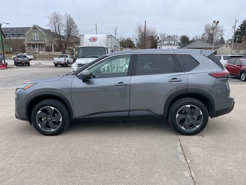 Used 2025 Nissan Rogue SV image 2