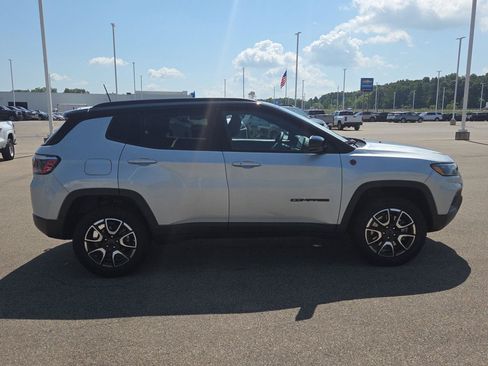 Used 2025 Jeep Compass Trailhawk AWD/4WD image 9