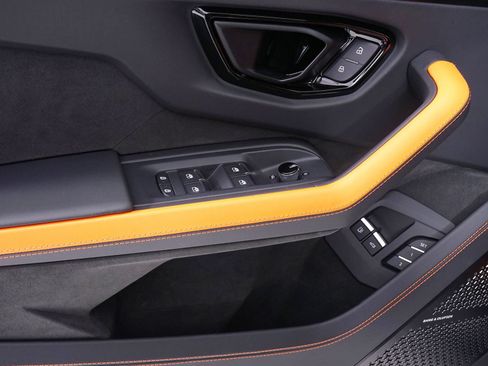 Used 2026 Lamborghini Urus SE AWD/4WD image 34